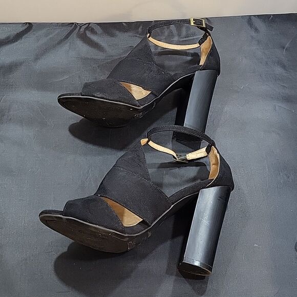 BAMBOO BLOCK HEEL ROUND TOE ADJUSTABLE BUCKLE CLOSURE SANDAL - Picture 9 of 14